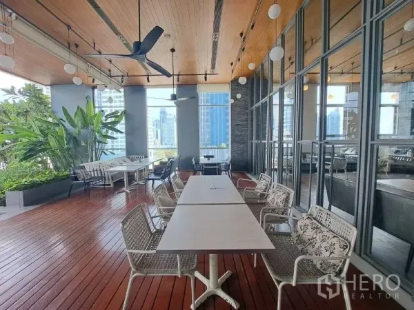 零售空间 出租在Watthana, Bangkok - 半露天露台用餐区，绿植与城市天际线景观