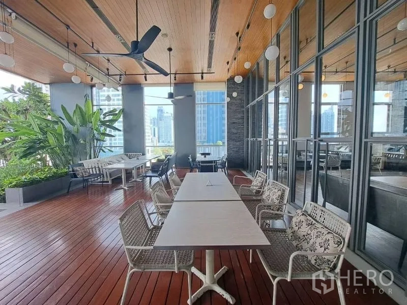 零售空间 出租在Watthana, Bangkok - 半露天露台用餐区，绿植与城市天际线景观