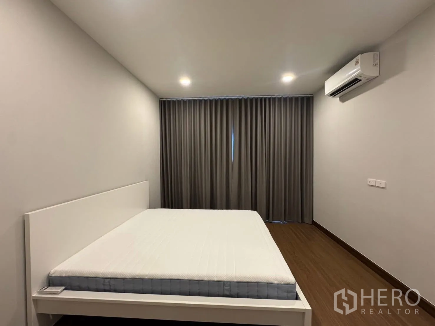 Detached House for rent in Bang Phli, Samut Prakan - Spacious bedroom with bed, gray curtains, and recessed lighting.