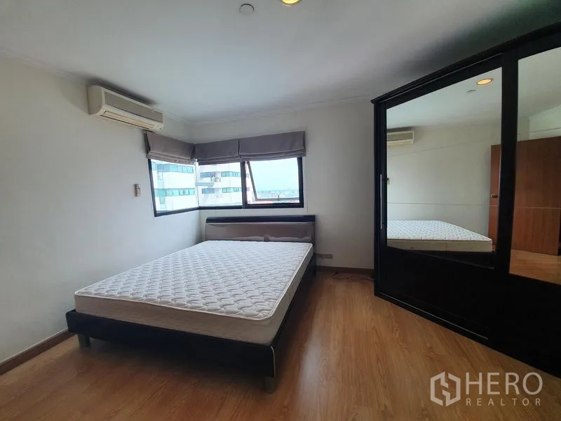 公寓 出租在Sathon, Bangkok - 次卧设全景转角窗与大型镜面衣柜。