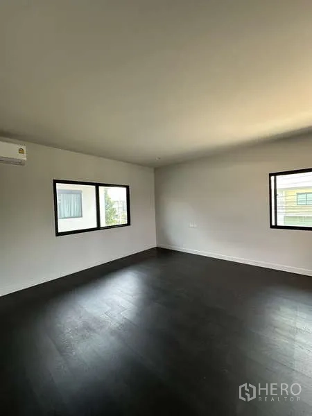 บ้าน ขายในLam Luk Ka, Pathum Thani - มุมมองอีกด้านของห้องนอนชั้นบนขนาดใหญ่