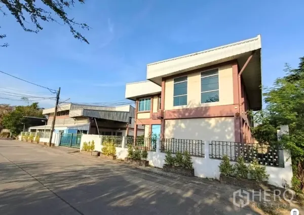 货栈 出租或出售在Min Buri, Bangkok - 临街双层仓库与现代办公楼立面，带围栏与大门，位于Min Buri。