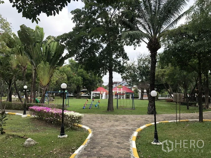 独立式住宅 出租 - 社区公园，绿树成荫，配儿童游乐区与步道。