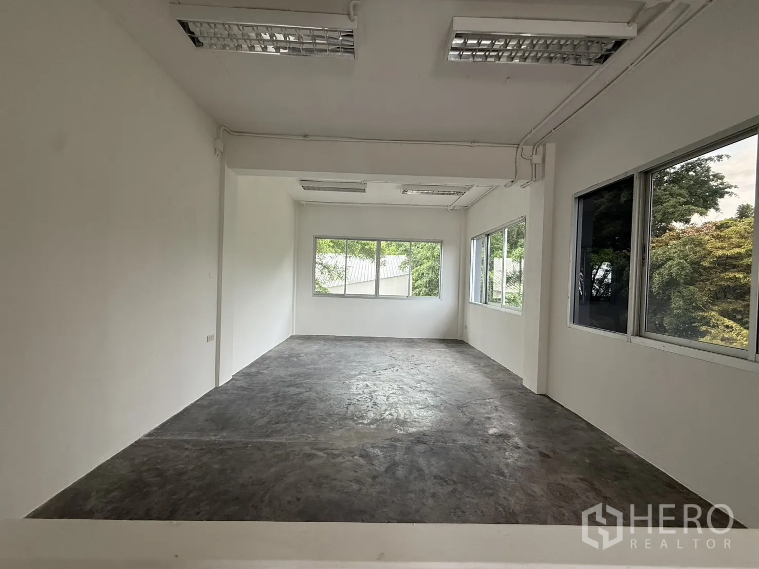 店屋 出租在Wang Thonglang, Bangkok - 转角办公室，环窗采光充足。