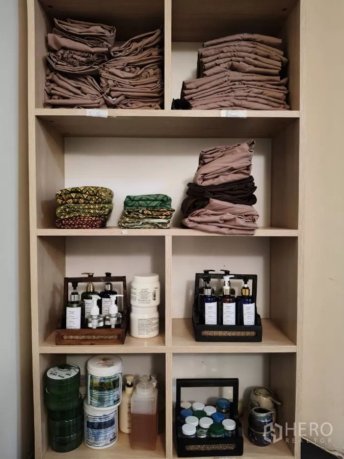 店屋 出租在Watthana, Bangkok - 近景展示装满布草与水疗用品的收纳格。
