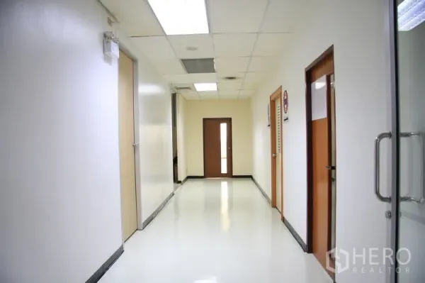 สำนักงาน ให้เช่าในChatuchak, Bangkok - โถงทางเดินสำนักงานผนังสีขาว เพดานไฟ และประตูไม้