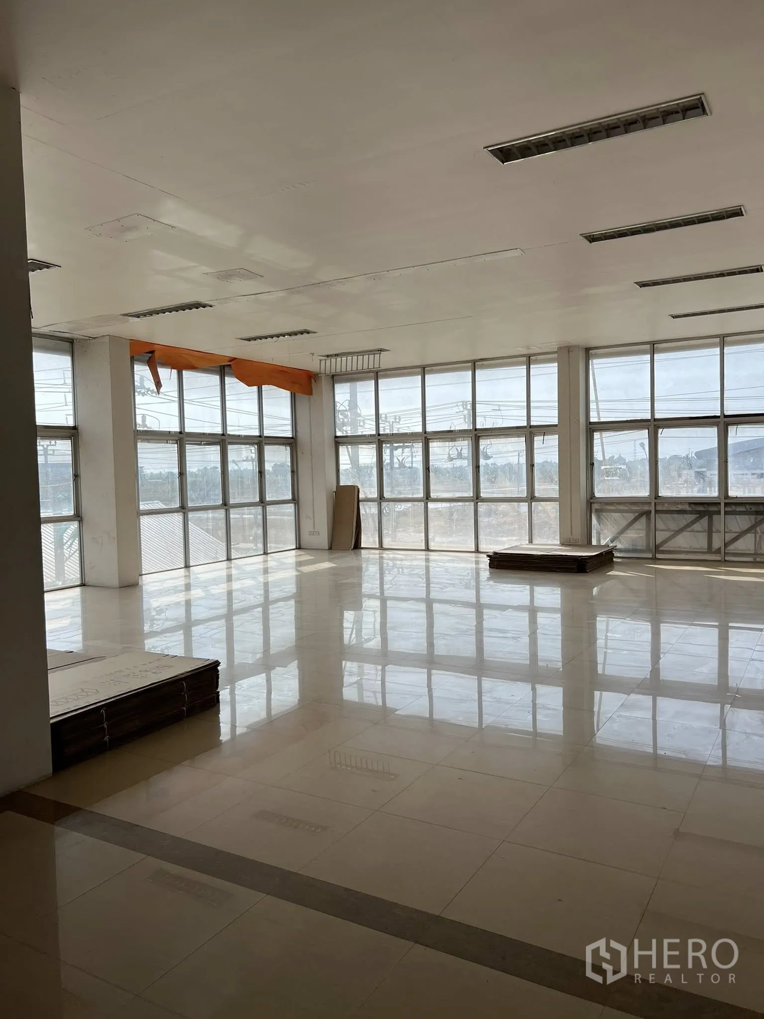 工厂 出租或出售在Sai Noi, Nonthaburi - 采光充足的开放式办公室，落地窗与瓷砖地面