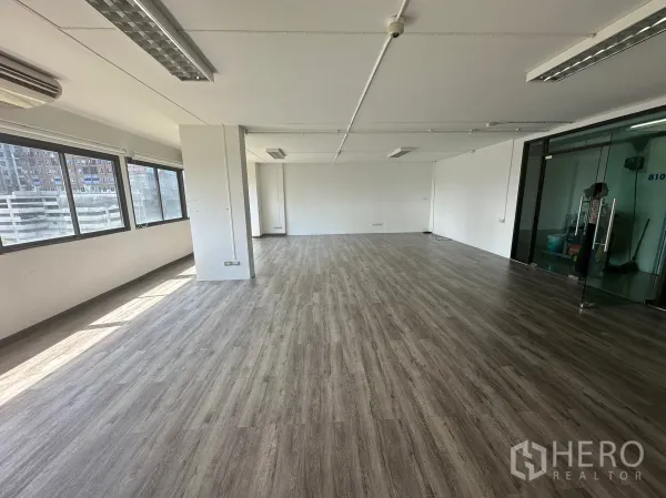 สำนักงาน ให้เช่า - สำนักงานเปิดโล่ง แสงธรรมชาติ พื้นไวนิลลายไม้ หน้าต่างบานยาว ประตูกระจก วิวเมือง เขตจตุจักร