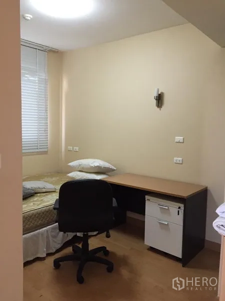 คอนโด ให้เช่าหรือขายในWatthana, Bangkok - ห้องนอนพร้อมเตียง โต๊ะทำงานตัวใหญ่ เก้าอี้ล้อเลื่อน ม่านบังแสง และไฟส่องสว่างสบายตา