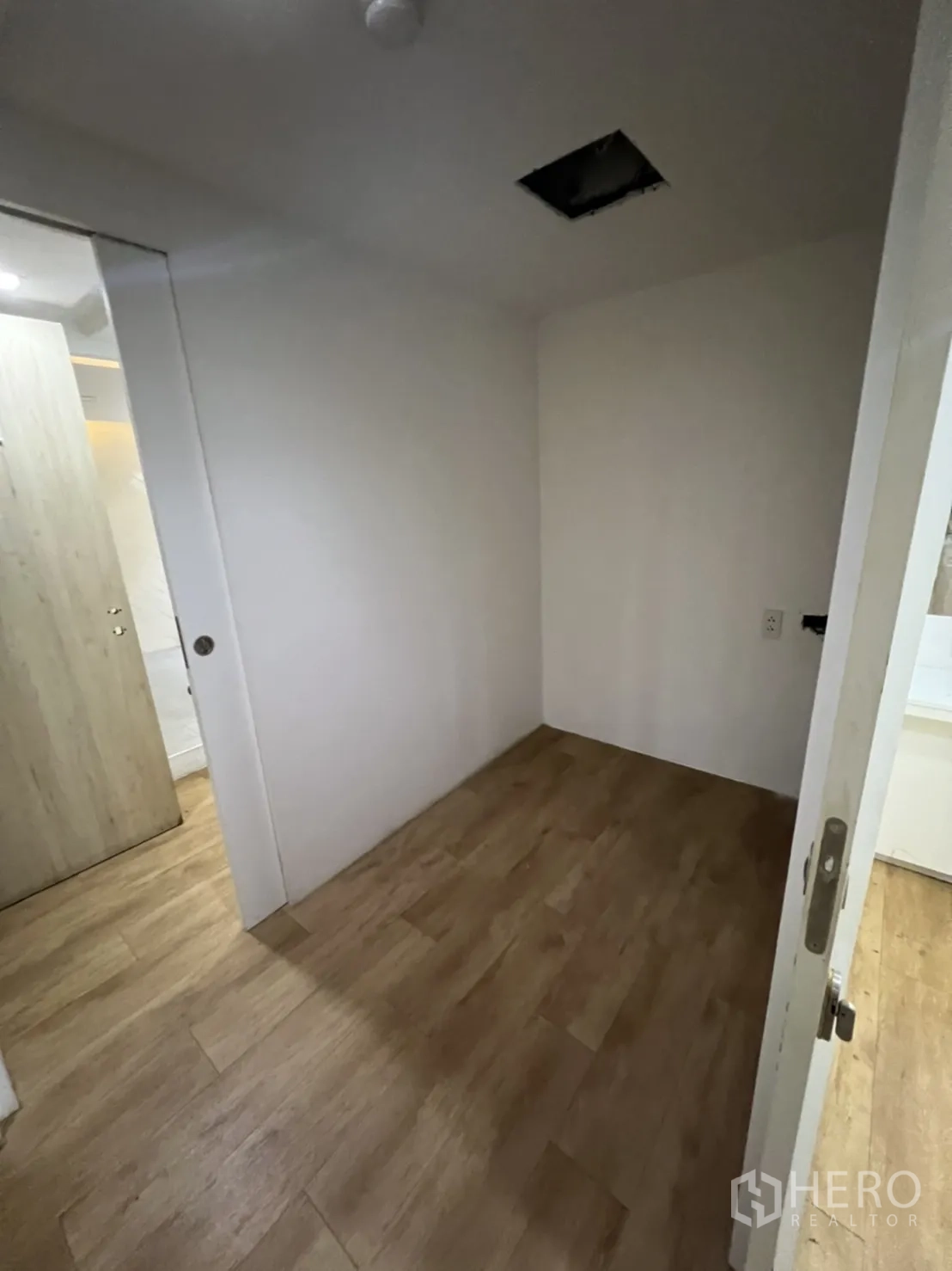 店屋 出租或出售在Watthana, Bangkok - 小型杂物/设备间，木纹地板