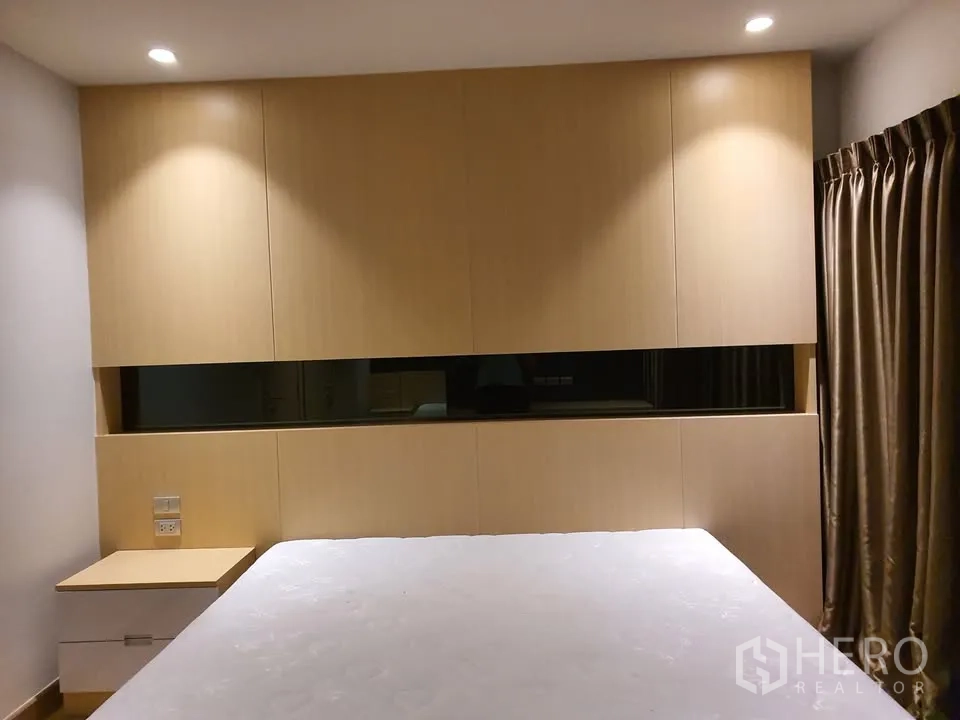 คอนโด for rent in Watthana, Bangkok - ห้องนอนที่สองพร้อมหัวเตียงมินิมอล โต๊ะข้างเตียง และผ้าม่านทึบ