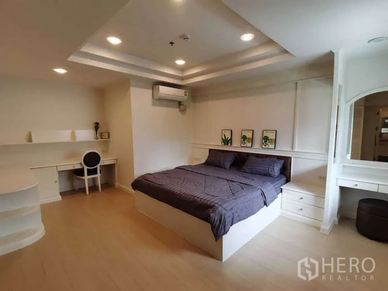 อพาร์ทเมนท์ ให้เช่า - มุมห้องนอนพร้อมมุมทำงาน ชั้นวางของ และเครื่องปรับอากาศ