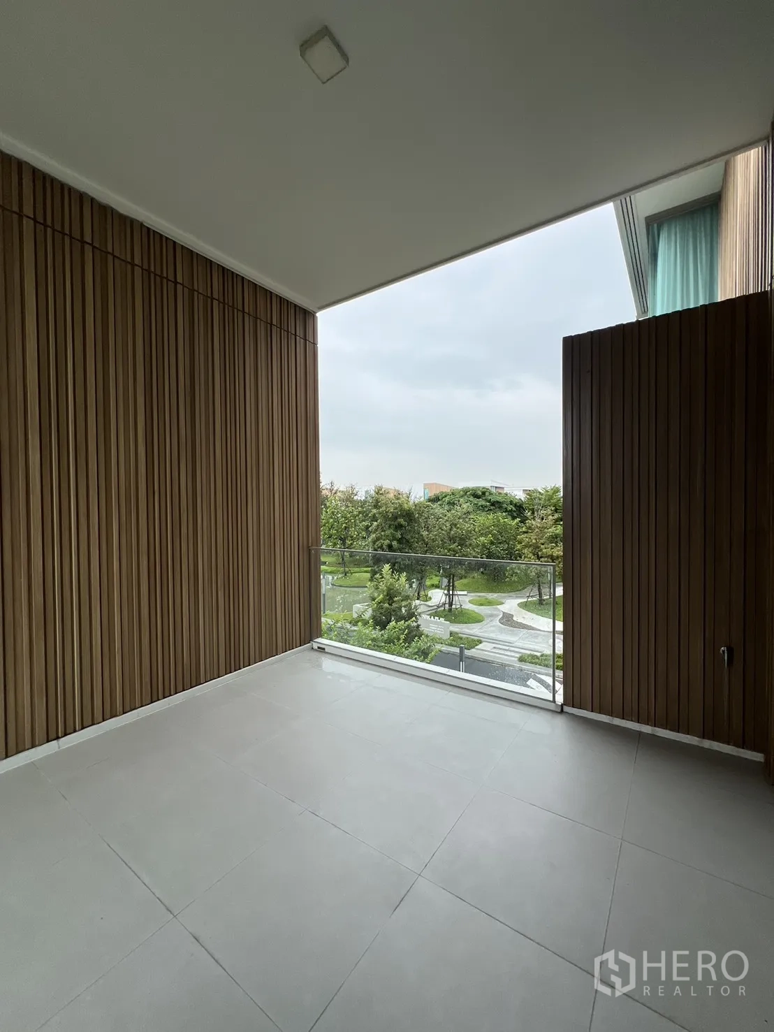 独立式住宅 出租在Saphan Sung, Bangkok - 覆盖式露台，木条墙面与园景