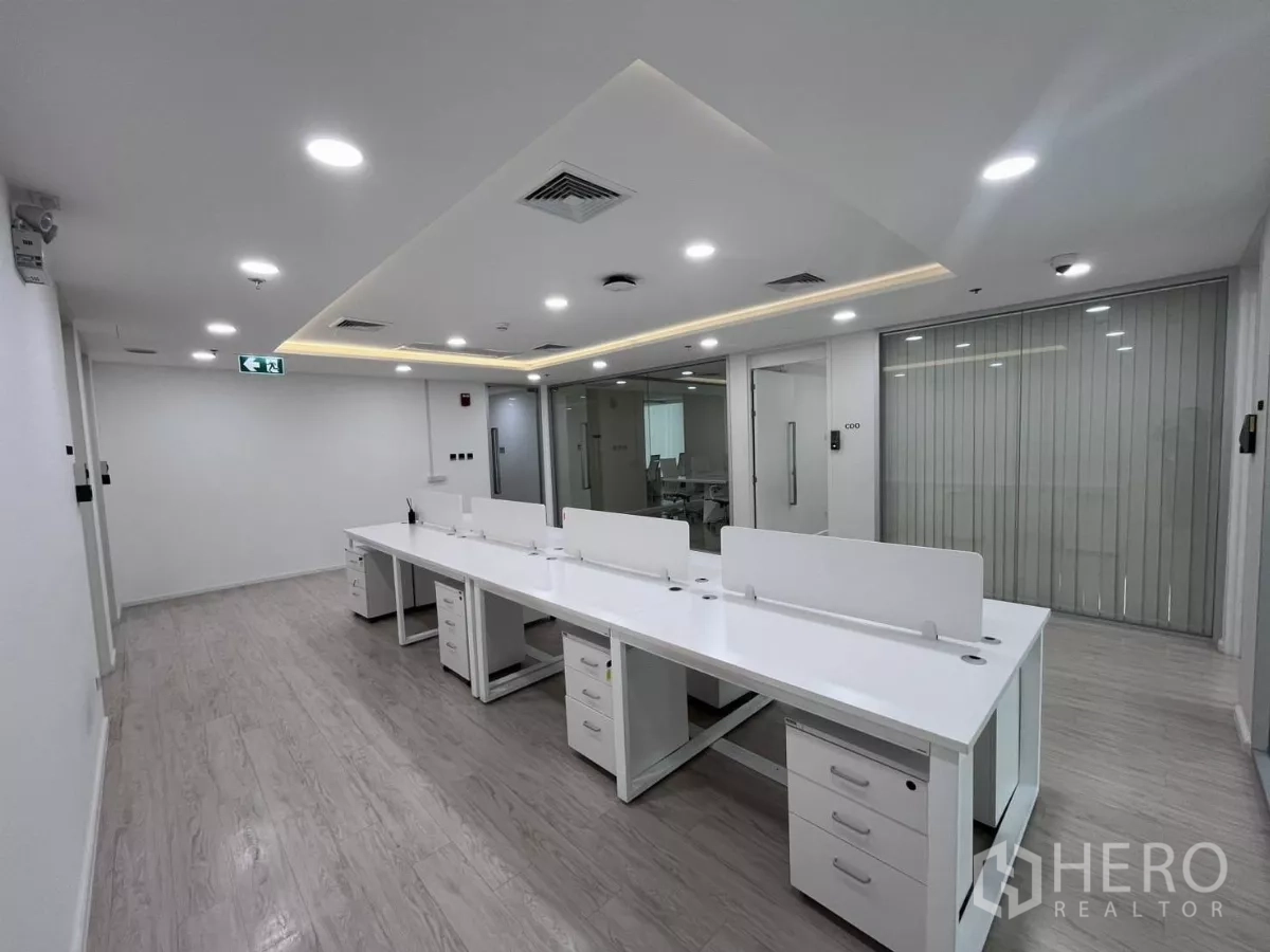 办公空间 for rent in Din Daeng, Bangkok - 明亮工作区，白色工位、嵌入式照明和玻璃隔断。