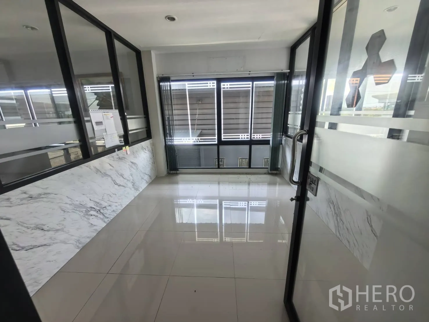 Warehouse for rent in Bang Sao Thong, Samut Prakan - Reception space with glass partitions and windows.