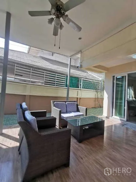 ทาวน์เฮาส์ ให้เช่าในChatuchak, Bangkok - เฉลียงหลังคาพร้อมชุดโซฟาหวาย พัดลมเพดาน และโต๊ะกระจก.