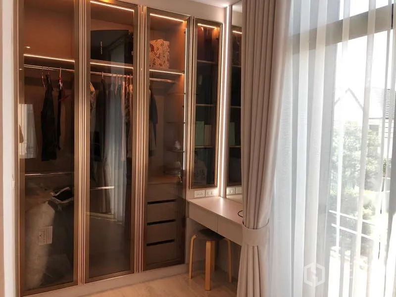 บ้าน ขายในBang Sao Thong, Samut Prakan - มุมแต่งตัวพร้อมกระจกไฟส่องสว่าง ตู้เก็บของ และหน้าต่างสูง