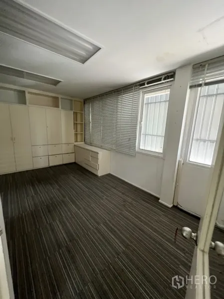 店屋 出租或出售在Watthana, Bangkok - 较大的地毯办公室，带内置柜与百叶