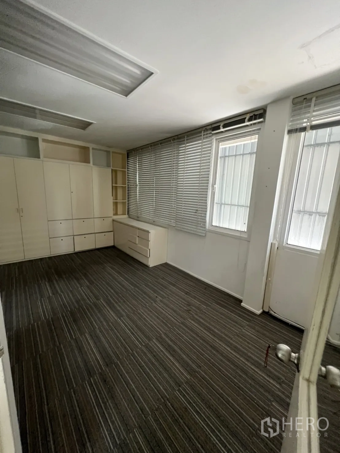 店屋 出租或出售在Watthana, Bangkok - 较大的地毯办公室，带内置柜与百叶