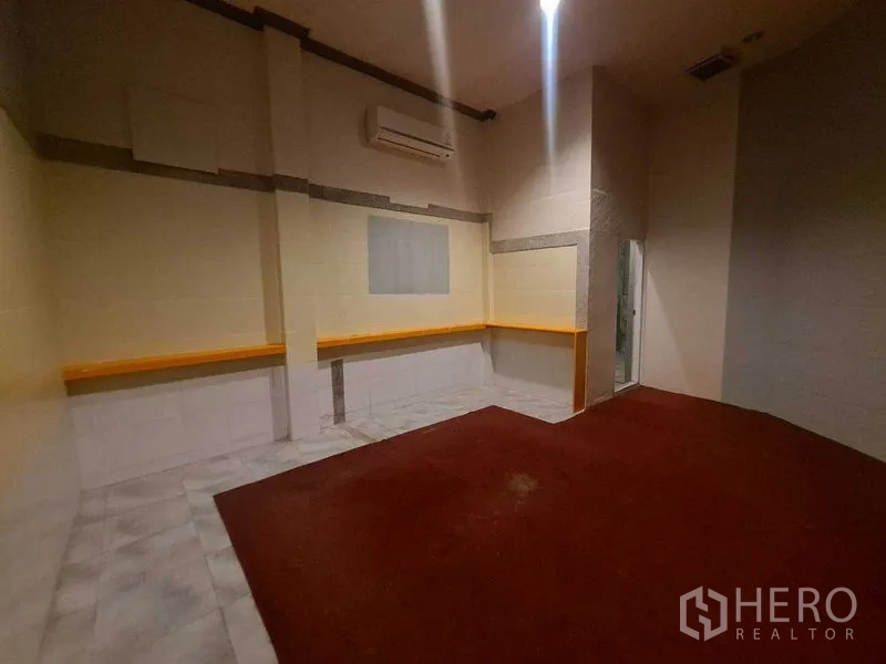 พื้นที่ขายปลีก ให้เช่าในWatthana, Bangkok - ห้องขนาดเล็กติดแอร์ พร้อมเคาน์เตอร์ตามผนัง พื้นกระเบื้องและพรมแดงแทรกกลางห้อง