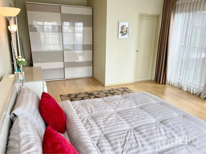 คอนโด ให้เช่าในWatthana, Bangkok - ห้องนอนมาสเตอร์กว้าง ตู้เสื้อผ้าบานเลื่อน และหน้าต่างบานใหญ่