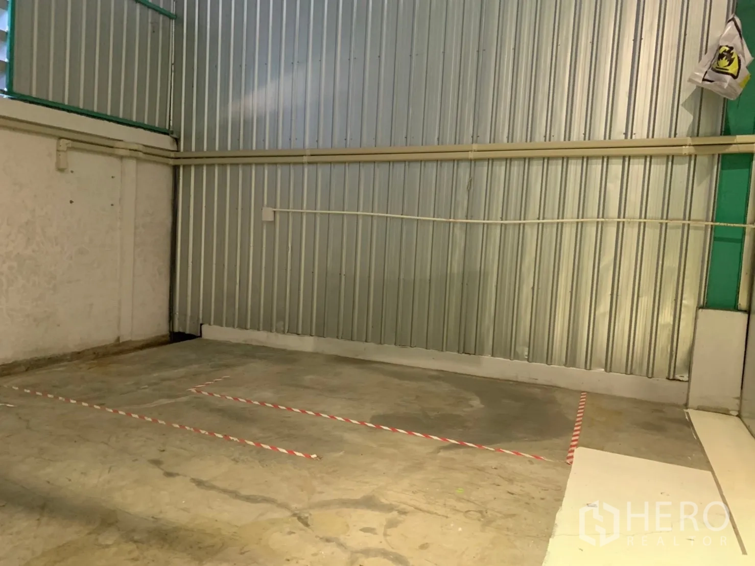 โรงงาน for rent in Khlong Luang, Pathum Thani - โซนยูทิลิตี้หรือโหลดสินค้า พื้นคอนกรีต ผนังเมทัลชีท