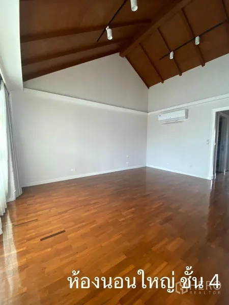 店屋 出租在Watthana, Bangkok - 大卧室，高挑木质穹顶与木地板。