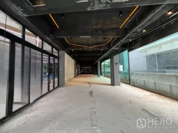 พื้นที่ขายปลีก ให้เช่า - ภายในพื้นที่เปิดโล่ง เพดานสีดำโชว์โครงและไฟเส้น LED พื้นคอนกรีต พร้อมหน้าต่างกระจกบานใหญ่ด้านข้าง