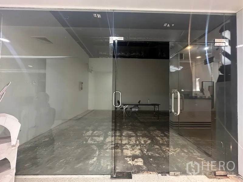 พื้นที่ขายปลีก ให้เช่า - มองเข้าหน้าร้านผ่านประตูกระจกใสภายในอาคารพาณิชย์