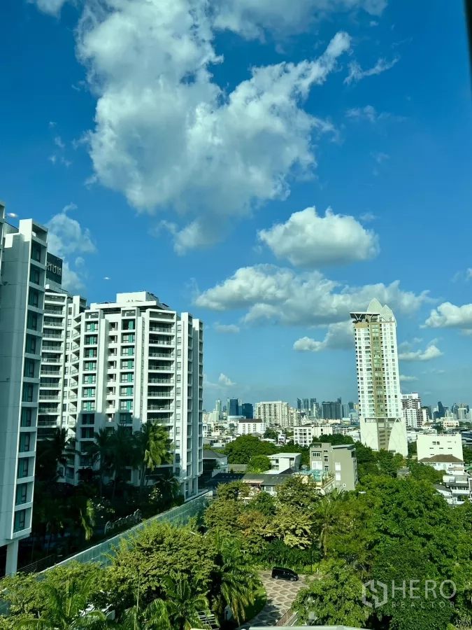 公寓 出售在Yan Nawa, Bangkok - 高楼视野，蓝天下的曼谷城市天际线。