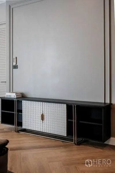 คอนโด ให้เช่าในKhlong Luang, Pathum Thani - ชั้นวางทีวีบิวท์อิน ผนังเซาะร่อง และพื้นไม้ก้างปลา