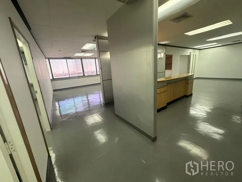 สำนักงาน ให้เช่าในYan Nawa, Bangkok - โถงทางเดินสู่พื้นที่ทำงานสว่าง มีผนังกั้น หน้าต่าง และเคาน์เตอร์ต้อนรับ