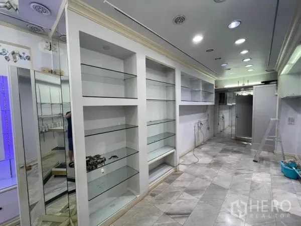 店屋 出租在Bang Rak, Bangkok - 内置白色柜体与多组玻璃展示架。