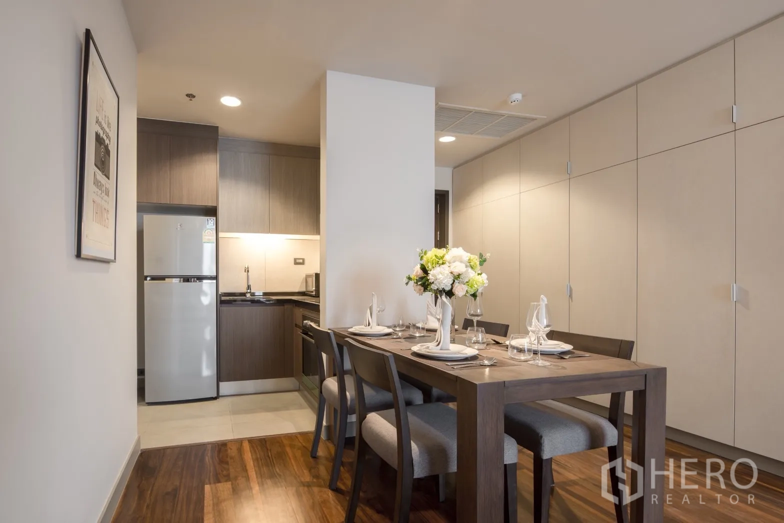 คอนโด for rent in Khlong Toei, Bangkok - ส่วนรับประทานอาหารติดครัวขนาดกะทัดรัด ตู้เก็บของเต็มผนังและไฟส่องนุ่มนวล