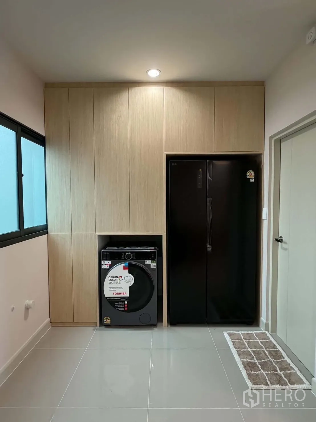 联排别墅 for rent in Bang Phli, Samut Prakan - 家务区配滚筒洗衣机、双开门冰箱与储物柜。