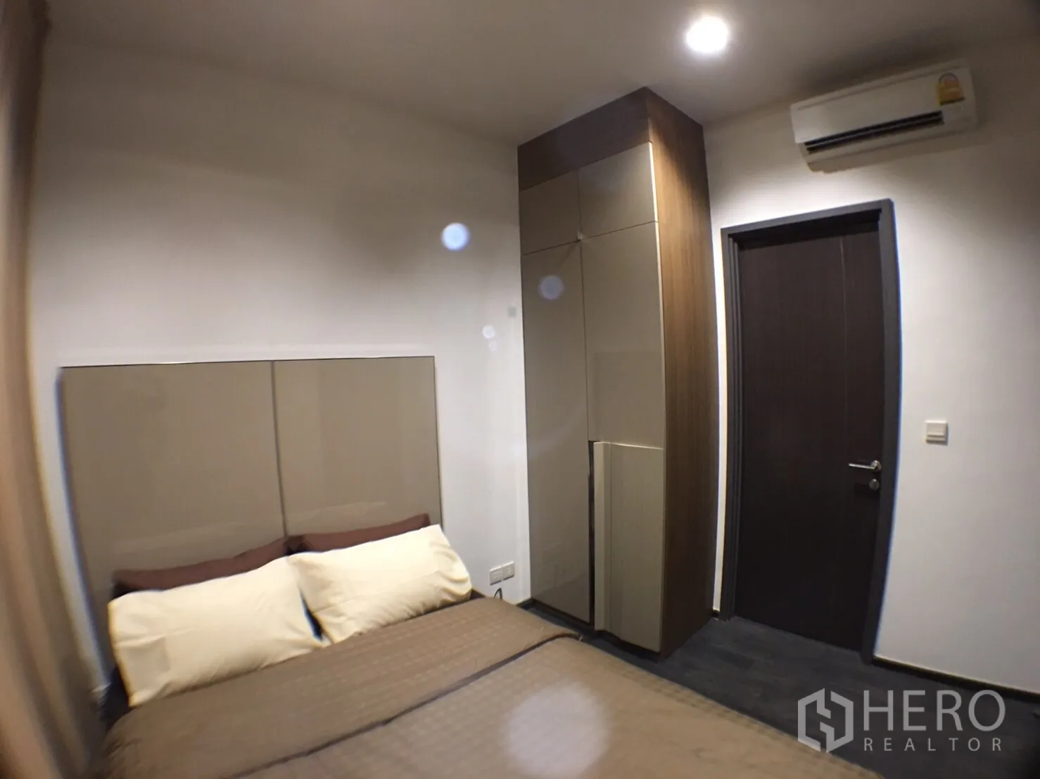 คอนโด ให้เช่าในWatthana, Bangkok - ห้องนอนพร้อมเตียงคู่ หัวเตียงบุผ้า ตู้เสื้อผ้าบิวท์อิน และเครื่องปรับอากาศติดผนัง