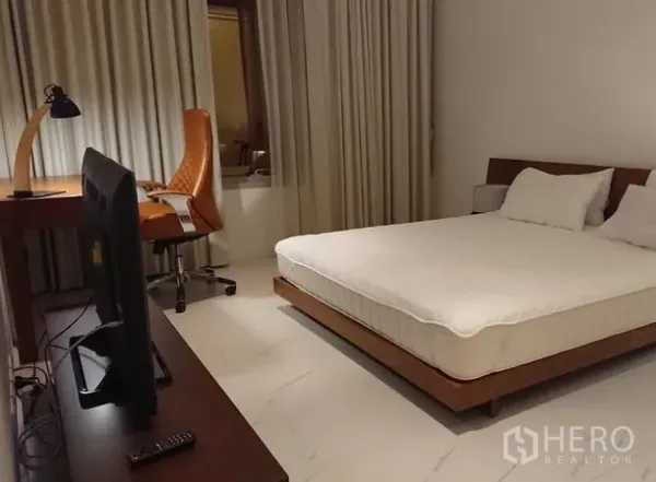 คอนโด ให้เช่าในPathum Wan, Bangkok - มุมห้องนอนพร้อมโต๊ะทำงาน ตู้วางทีวี ม่านทึบยาวเต็มบาน และเตียงแพลตฟอร์ม