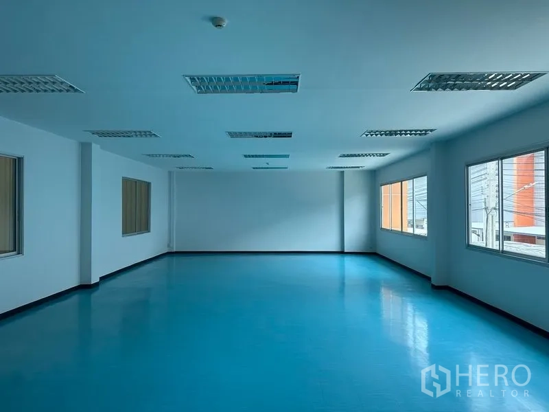โรงงาน ให้เช่าในBang Phli, Samut Prakan - ห้องทำงานหรือผลิตที่สะอาด พื้นอีพ็อกซีสีน้ำเงินและหน้าต่าง