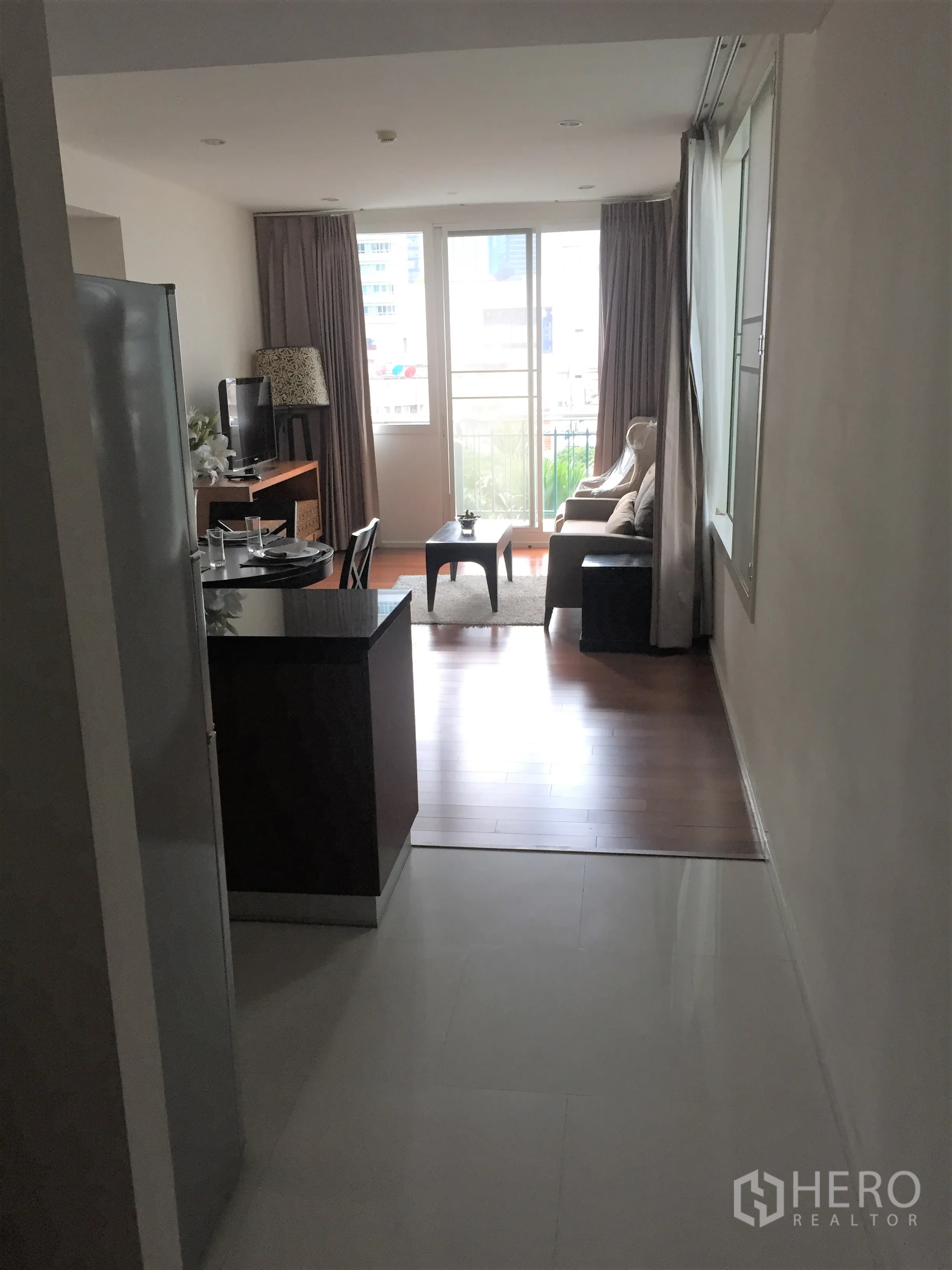 คอนโด ให้เช่าหรือขายในWatthana, Bangkok - โซนอยู่อาศัยแบบโอเพนแพลนพร้อมครัว โต๊ะทานอาหาร โซฟา และประตูระเบียงรับแสง