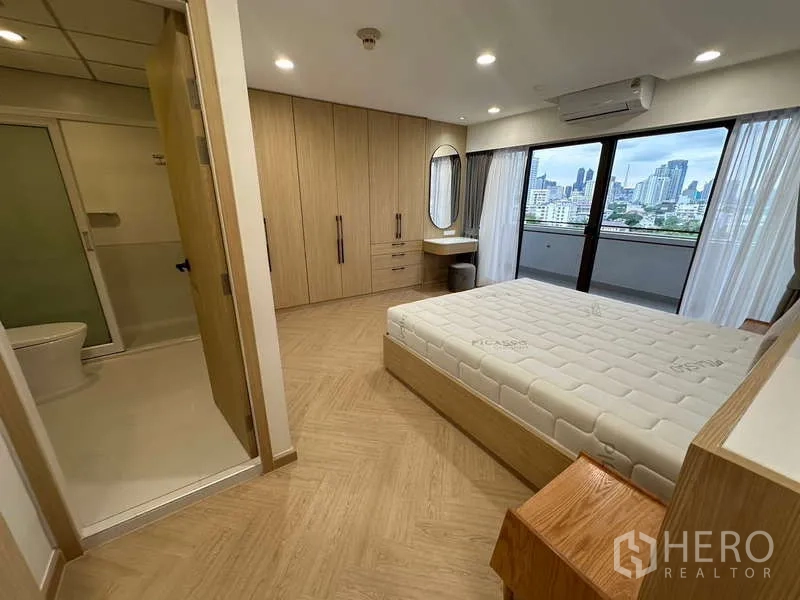 คอนโด ให้เช่าในWatthana, Bangkok - ห้องนอนใหญ่เชื่อมห้องน้ำในตัว ประตูบานเลื่อน และทางออกสู่ระเบียง