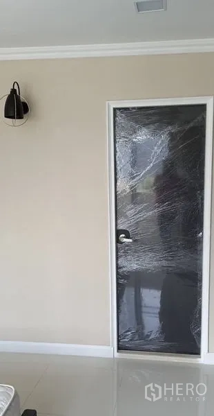 คอนโด ให้เช่าในWatthana, Bangkok - มุมห้องนอนพร้อมประตูกระจกและโคมไฟผนัง