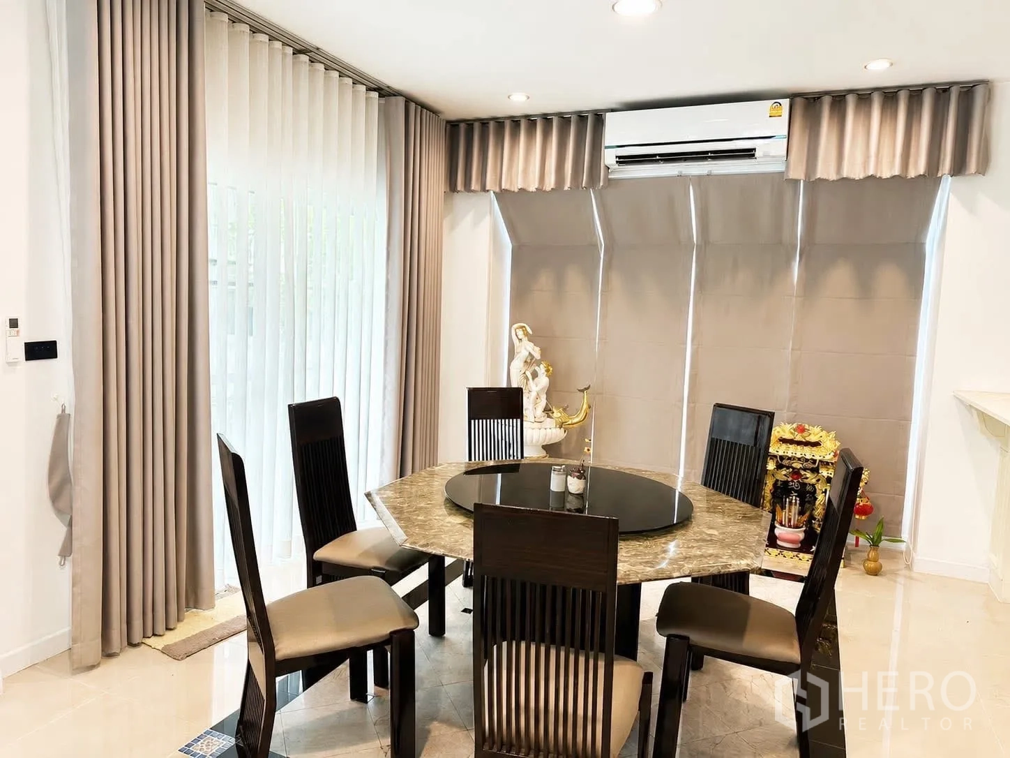 บ้านเดี่ยว for rent in Prawet, Bangkok - พื้นที่รับประทานอาหาร โต๊ะหินอ่อนทรงกลม เก้าอี้หกตัว และหน้าต่างสูง