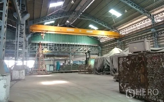 โรงงาน ขายในBang Phli, Samut Prakan - ช่วงอาคารโรงงานมีเครนคานวิ่งและเครื่องจักรหนัก.