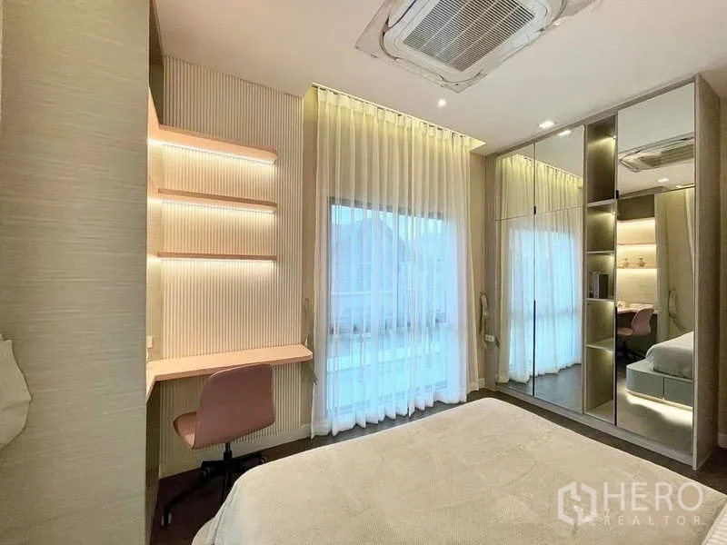 Detached House for rent in Bang Phli, Samut Prakan - Bright bedroom with mirrored wardrobe, built‑in desk and ceiling cassette air‑conditioning.