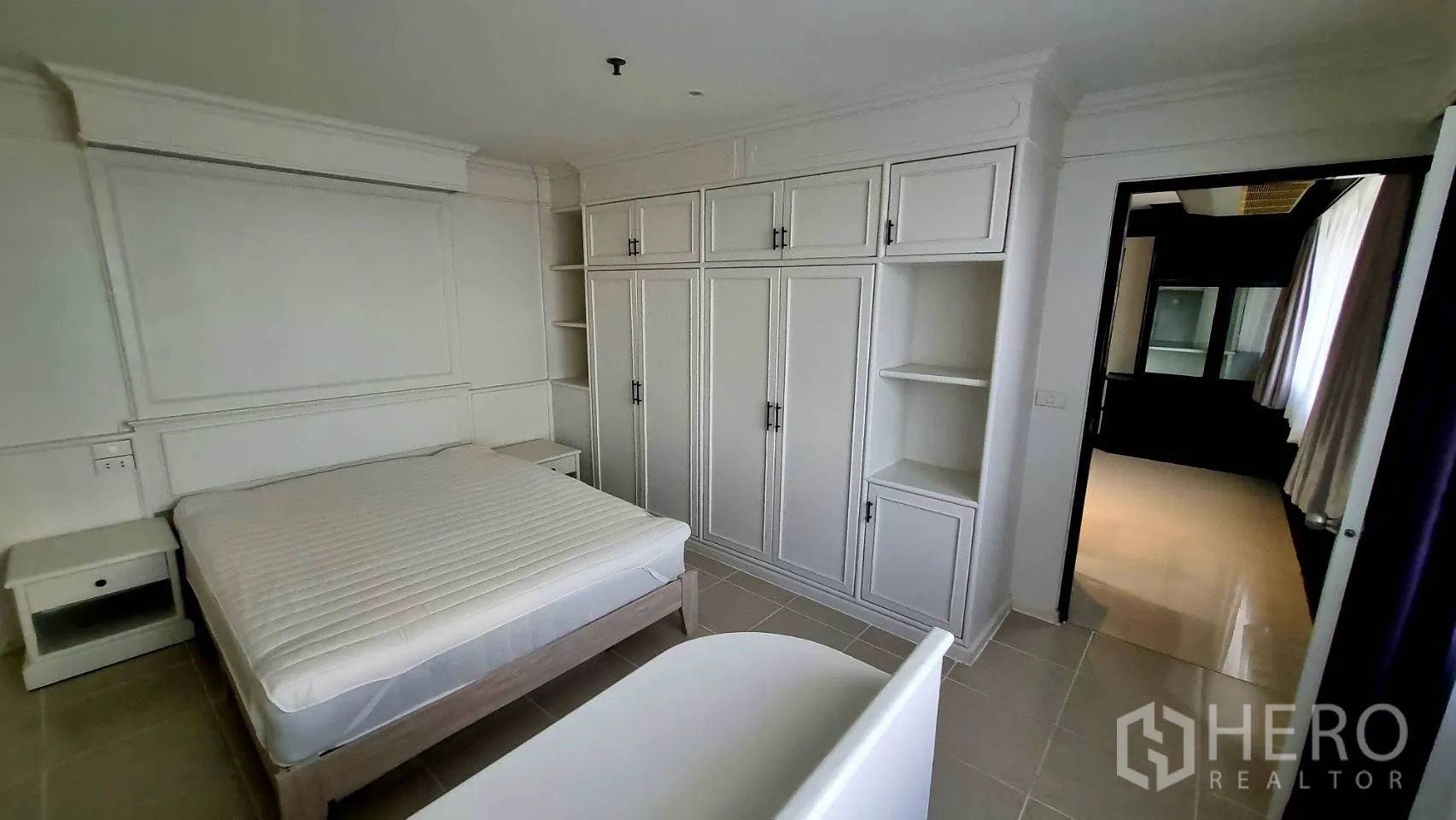 公寓 出租在Watthana, Bangkok - 卧室，整墙衣柜与开放式书架。