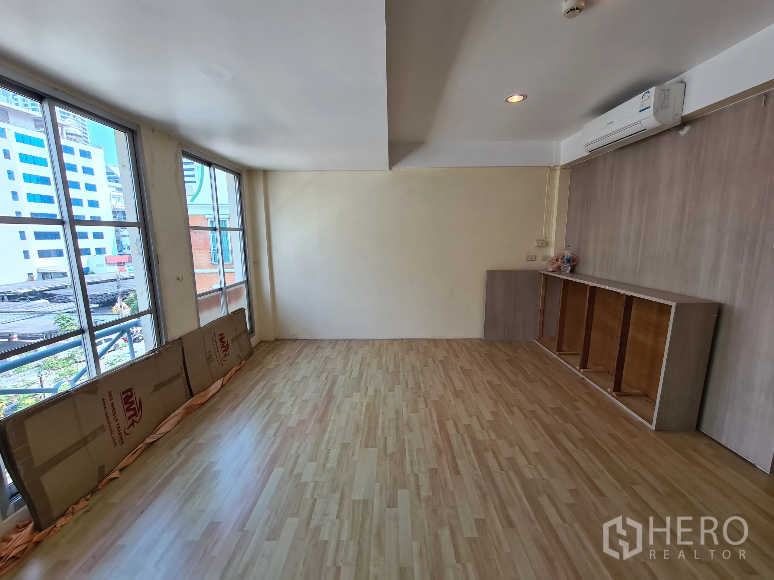 店屋 出租或出售在Sathon, Bangkok - 楼上房间，落地宽窗与浅色木纹地板，可眺望周边楼宇。