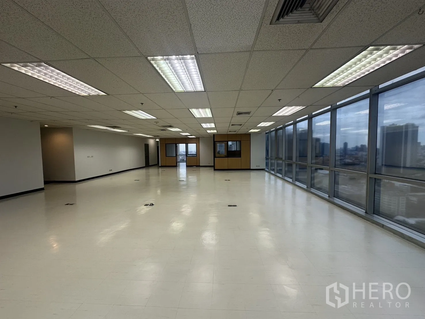 สำนักงาน ให้เช่า - พื้นที่ทำงานยาว กริดฝ้าเพดานพร้อมช่องลมและปลั๊กไฟพื้น ติดผนังกระจก