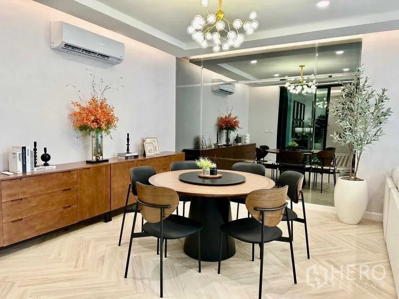 Detached House for rent in Bang Phli, Samut Prakan - Contemporary dining area with round table, mirror wall and wood sideboard.