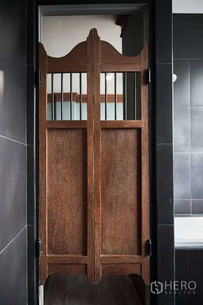 ทาวน์เฮาส์ ให้เช่าในKhlong Toei, Bangkok - ประตูไม้สวิงสไตล์ซาลูนกั้นพื้นที่ห้องโทนดำ