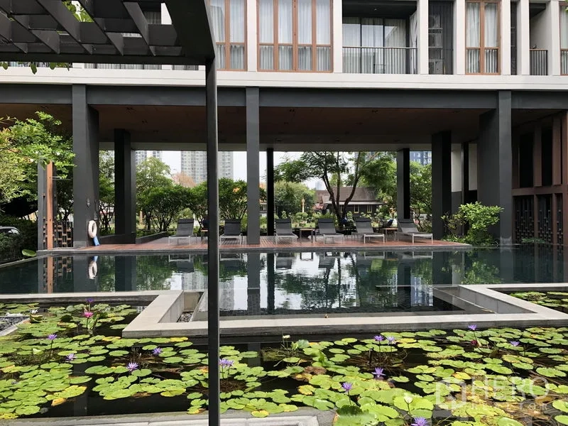 公寓 出租在Watthana, Bangkok - 公寓花园配映水池与睡莲池，旁有遮荫休憩区。
